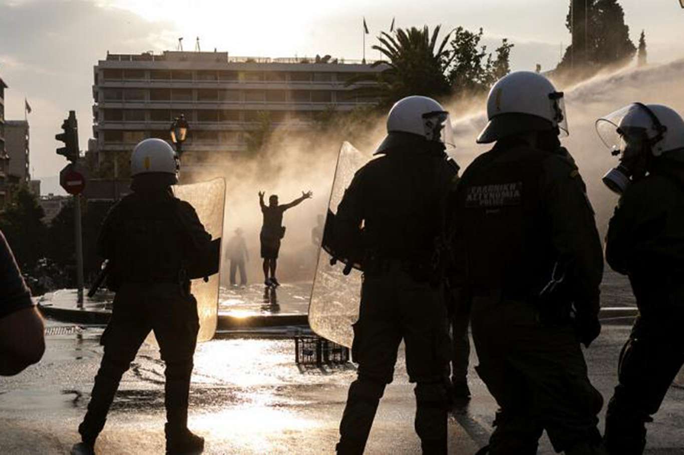 Yunanistan'da zorunlu aşı karşıtlarına polis müdahale etti: 5 gözaltı